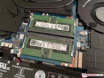 两个RAM插槽位于一个额外的盖子下面。