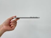 Infinix Hot 60 Pro+ 的背面似乎配备了三摄像头。(图片来源：UniverseIce on X）