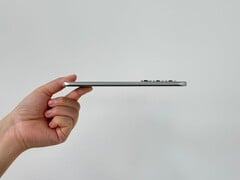 Infinix Hot 60 Pro+ 的背面似乎配备了三摄像头。(图片来源：UniverseIce on X）
