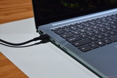 联想 IdeaPad Vibe:左侧接口。