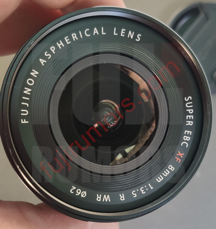 富士龙XF8mm f/3.5 R WR镜头正面的字样表明，它将具有耐候性，62毫米的螺纹滤镜线，以及超级EBC涂层。(图片来源：富士传闻)