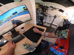 YouTuber Basically Homeless 利用他的神经肌肉瞄准辅助系统实现了 100 毫秒的反应时间。(图片来源：Basically Homeless via YouTube）