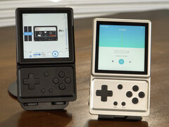 从左到右依次为极光银和极地黑外观的 Anbernic RG Rotate。