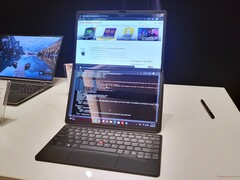 ThinkPad X1 Fold 2022的尺寸增长了（图片：Notebookcheck）。