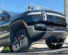 从 Rivian 维修中心返回的 Rivian R1T 上控制臂螺栓严重松动。(图片来源：StrangeExchange86 on Reddit）