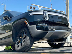 从 Rivian 维修中心返回的 Rivian R1T 上控制臂螺栓严重松动。(图片来源:StrangeExchange86 on Reddit)