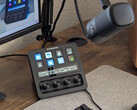 与 Wave DX 连接的 Stream Deck+，背景是电脑显示器