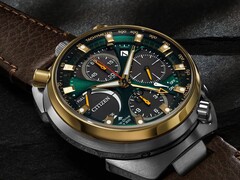 这款Citizen Promaster Tsuno Chrono Racer腕表的倾斜视图，突显了其独特的“公牛头”表壳、金色表圈以及顶置计时按钮。