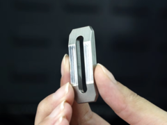 Makera Z1 钛加工取得了令人瞩目的成果。(图片来源：Makera on YouTube）