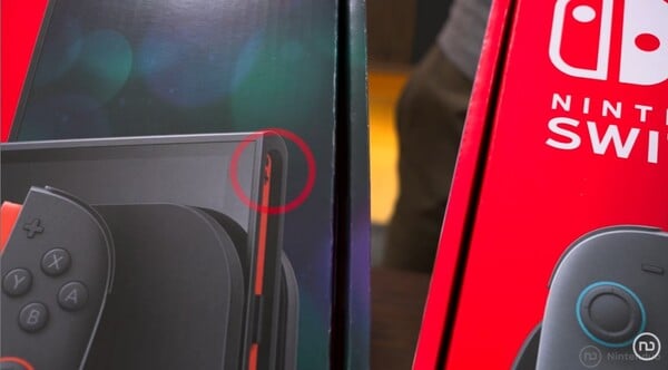 新版包装盒上的 Switch 2 图片显示,右侧边框上有一颗可见的螺丝。