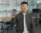 Nothing 公司首席执行官卡尔-贝（Carl Pei）举起模糊的 Nothing Phone (3)。(图片来源：谷歌）