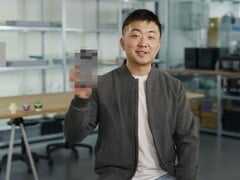 Nothing 公司首席执行官卡尔-贝（Carl Pei）举起模糊的 Nothing Phone (3)。(图片来源：谷歌）
