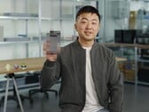 Nothing 公司首席执行官卡尔-贝（Carl Pei）举起模糊的 Nothing Phone (3)。(图片来源：谷歌）