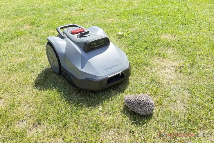 在测试中，TerraMow Mini 500 可靠地检测到了我们的仿真刺猬及其他障碍物。