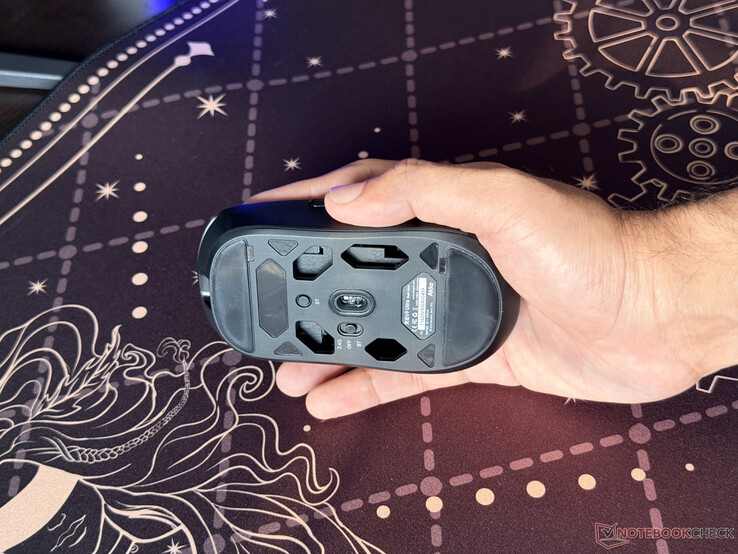 无线鼠标的开放式底部设计