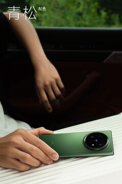 松木色的 vivo Z Fold5。