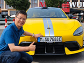 小米总裁与在德国注册的 SU7 Ultra 合影（图片来源：William Lu 的微博）