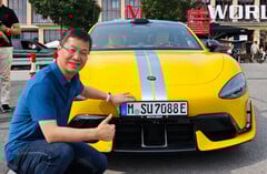 小米总裁与在德国注册的 SU7 Ultra 合影（图片来源：William Lu 的微博）
