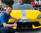 小米总裁与在德国注册的 SU7 Ultra 合影（图片来源：William Lu 的微博）
