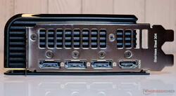 端口3x DisplayPort 2.1b 输出，1x HDMI 2.1b 输出