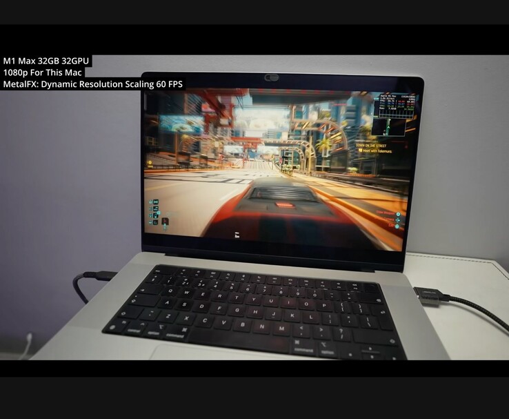 赛博朋克 2077》在 M1 Max MacBook Pro（32GB 内存、32 核 GPU）上运行，使用 MetalFX 动态分辨率缩放技术，分辨率为 1080p。游戏保持了流畅的 60 FPS 性能，显示了早期Apple Silicon 对原生 AAA 游戏的强大威力。(图片来源：MetalFX