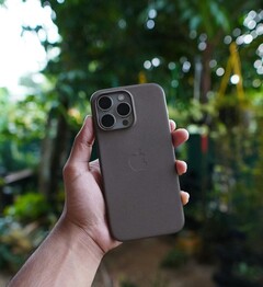 Apple的 FineWoven iPhone 15 Pro 和 15 Pro Max 保护壳采用 MagSafe 技术。(来源:Hkm Saharan on Unsplash)