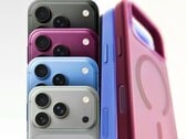 泄露的 iPhone 18 Pro 保护壳（右）。