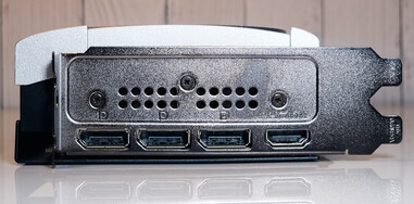 端口3x DisplayPort 2.1b 输出，1x HDMI 2.1b 输出