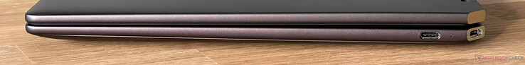 右侧：2x USB-C 4.0，带 Thunderbolt 4（40 GBit/s）、DisplayPort 2.1、Power Delivery。