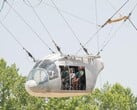 飞机机身模型悬挂在 35 英尺高的空中（图片来源：NASA 和 Mark Knopp；已裁剪）