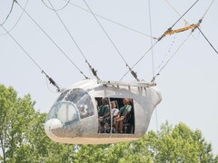 飞机机身模型悬挂在 35 英尺高的空中（图片来源：NASA 和 Mark Knopp；已裁剪）