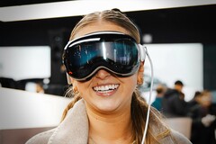 Apple 据说正在开发一款更轻、更经济实惠的混合现实头显。(图片来源：Ali Colak）
