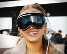 Apple 据说正在开发一款更轻、更经济实惠的混合现实头显。(图片来源：Ali Colak）