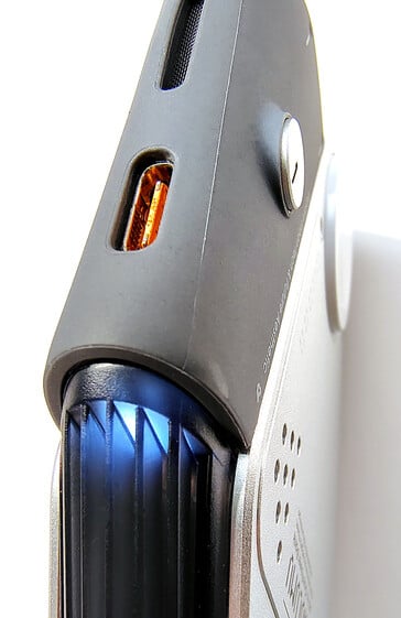 顶部靠近状态指示灯处的USB-C接口。