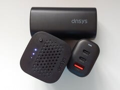 电池和充电器。(图片来源：Notebookcheck）