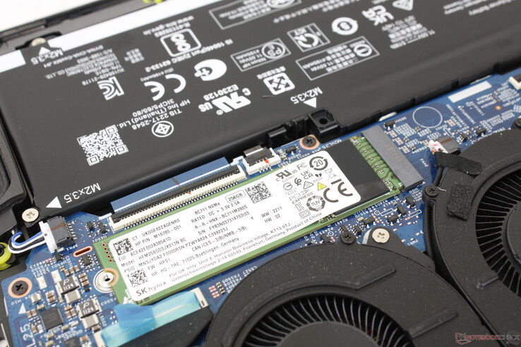 单个M.2 PCIe4 x4 NVMe 2280 SSD插槽，没有辅助选项。配置可能只配备PCIe3 x4驱动器。