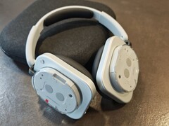 Nothing Headphone 1 与 Phone 3 一起亮相（图片来源：Nothing）