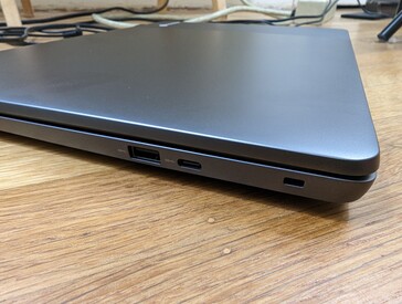 右边。USB-A 3.2 Gen. 1, USB-C 3.2 Gen. 2 + DisplayPort + Power Delivery, Kensington插槽