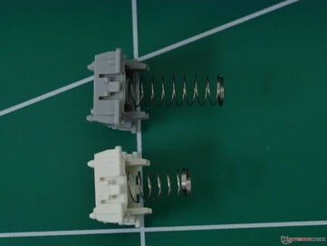 Wooting Lekker Tikken(上)与 Lekker L60 V2(下)的弹簧长度对比。