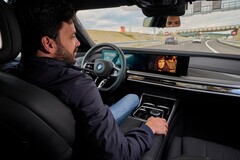 宝马将允许驾驶员在使用 Level 3 自动驾驶功能时在信息娱乐屏幕上观看视频。(图片来源：宝马）