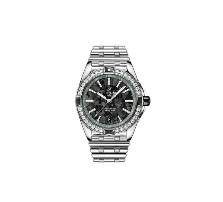 Breitling Super Chronomat Automatic 38 采用 38 毫米精钢表壳、碳纤维表盘、镶钻表圈，以及灵感源自 Aston Martin Valhalla 的绿色点缀。
