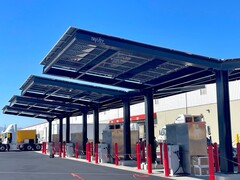 Trinity Structures 离网电动汽车充电系统包括太阳能电池板、蓄电池和充电站。(来源：三一结构）