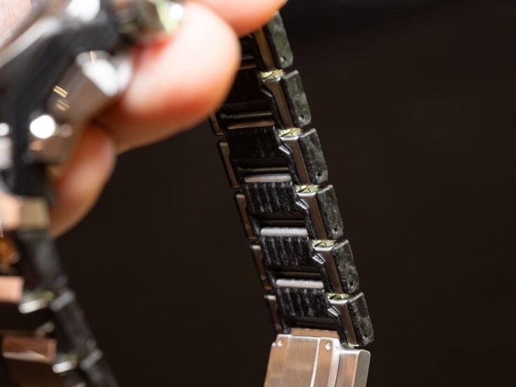 卡西欧 G-Shock MTG-B4000D-1A 手表内表带的照片。(图片来源：Impress Watch）