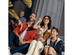 据报道,Meta 正计划为雷朋智能眼镜设计一款屏幕显示器(图片来源:Meta)