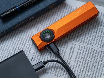 Olight ArkPro Ultra 可通过其 USB-C 接口进行充电。