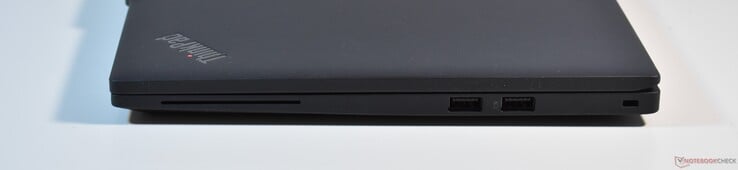 右侧智能卡读卡器、2 个 USB A 3.2 Gen 1、Kensington Lock 插槽