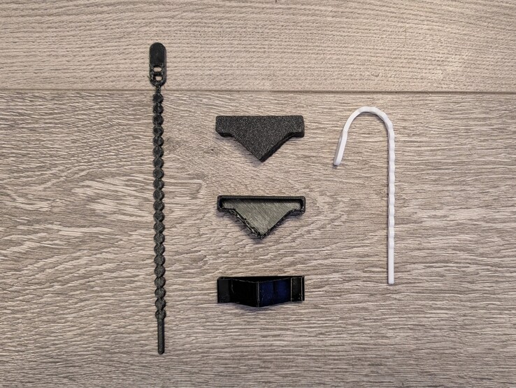 黑色和白色 TPU 拉链(由 Extrutim on Printables 提供),以及用于安装系统的黑色 TPU 定制角。