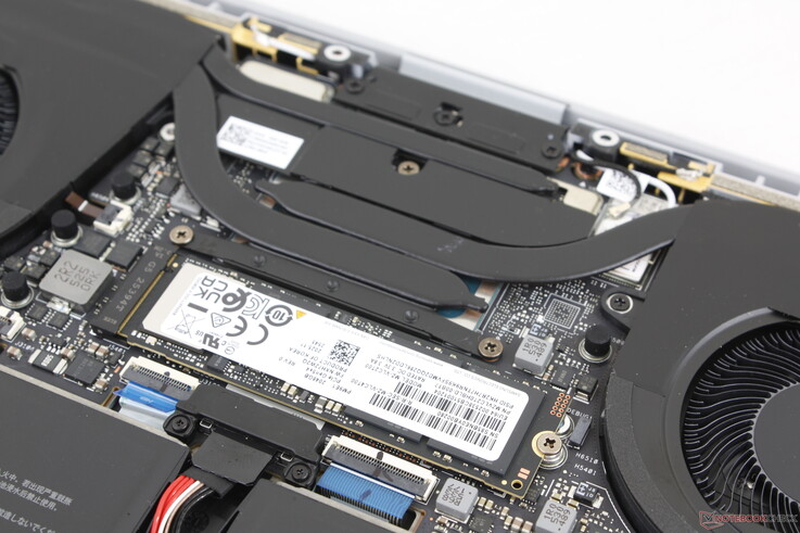 该机型仅支持单个 M.2 固态硬盘,无专用散热器或冷却装置