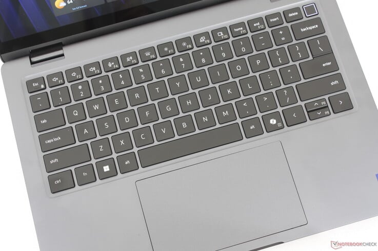 与旧款 Latitude 7450 二合一笔记本相比,其按键略大,按压反馈也更清晰。12.5 × 7.2 厘米的触控板