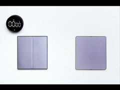 Galaxy 展开后的 Z Fold 7（左）和 Oppo Find N6（右）。